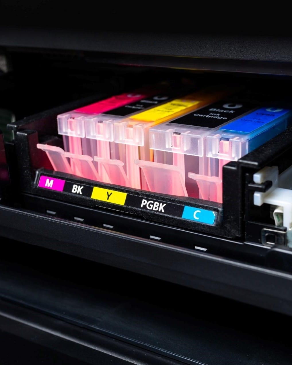 Tinteiros de cor numa impressora.